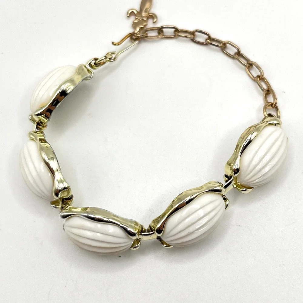 Vintage White Ridge Oval Plastic Cabochon in Gold Tone Frame Link Bracelet 7